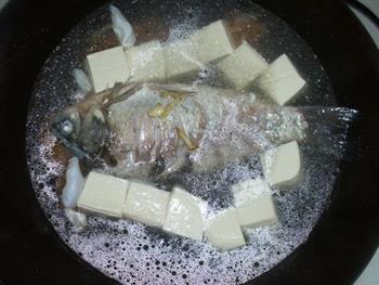 茼蒿鲫鱼豆腐汤怎么做，茼蒿鲫鱼豆腐汤怎么做好吃，茼蒿鲫鱼豆腐汤做法