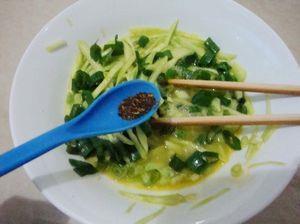 黄瓜葱花鸡蛋饼怎么做，黄瓜葱花鸡蛋饼怎么做好吃，黄瓜葱花鸡蛋饼做法