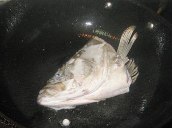 海鲈鱼头豆腐汤怎么做，海鲈鱼头豆腐汤怎么做好吃，海鲈鱼头豆腐汤做法