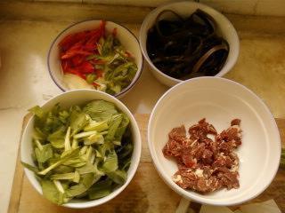 酸辣牛肉粉汤怎么做，酸辣牛肉粉汤怎么做好吃，酸辣牛肉粉汤做法