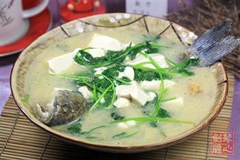 鲫鱼芫荽豆腐汤怎么做，鲫鱼芫荽豆腐汤怎么做好吃，鲫鱼芫荽豆腐汤做法