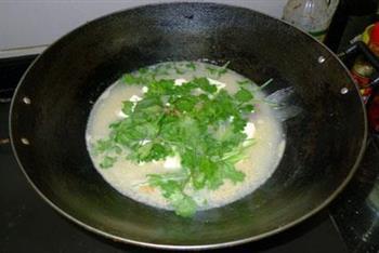 鲫鱼芫荽豆腐汤怎么做，鲫鱼芫荽豆腐汤怎么做好吃，鲫鱼芫荽豆腐汤做法