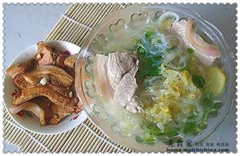 酸菜白肉汤怎么做，酸菜白肉汤怎么做好吃，酸菜白肉汤做法