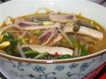 酸菜鱿鱼汤怎么做，酸菜鱿鱼汤怎么做好吃，酸菜鱿鱼汤做法