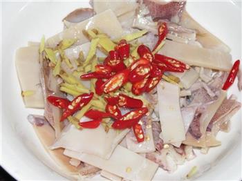 酸菜鱿鱼汤怎么做，酸菜鱿鱼汤怎么做好吃，酸菜鱿鱼汤做法
