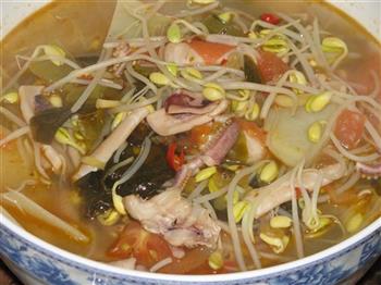 酸菜鱿鱼汤怎么做，酸菜鱿鱼汤怎么做好吃，酸菜鱿鱼汤做法