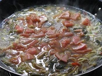 酸菜鱿鱼汤怎么做，酸菜鱿鱼汤怎么做好吃，酸菜鱿鱼汤做法