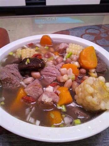 玉米花生排骨汤怎么做，玉米花生排骨汤怎么做好吃，玉米花生排骨汤做法