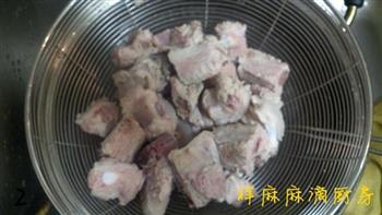 莲藕煨排骨怎么做，莲藕煨排骨怎么做好吃，莲藕煨排骨做法