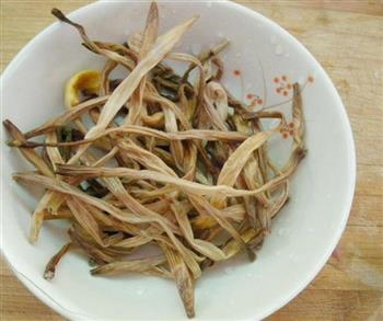 黄花菜肉汤怎么做，黄花菜肉汤怎么做好吃，黄花菜肉汤做法