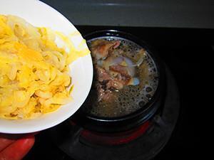 石锅酸菜大骨汤怎么做，石锅酸菜大骨汤怎么做好吃，石锅酸菜大骨汤做法