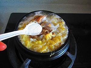 石锅酸菜大骨汤怎么做，石锅酸菜大骨汤怎么做好吃，石锅酸菜大骨汤做法