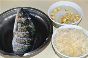 银耳莲子鲫鱼汤怎么做，银耳莲子鲫鱼汤怎么做好吃，银耳莲子鲫鱼汤做法