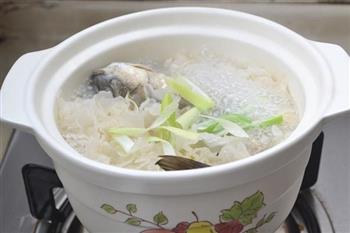 银耳莲子鲫鱼汤怎么做，银耳莲子鲫鱼汤怎么做好吃，银耳莲子鲫鱼汤做法