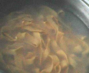 茄子彩带面怎么做，茄子彩带面怎么做好吃，茄子彩带面做法