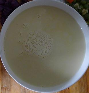 五彩香芹肉水饺怎么做，五彩香芹肉水饺怎么做好吃，五彩香芹肉水饺做法