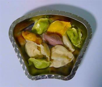 五彩香芹肉水饺怎么做，五彩香芹肉水饺怎么做好吃，五彩香芹肉水饺做法