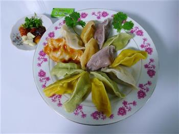 五彩香芹肉水饺怎么做，五彩香芹肉水饺怎么做好吃，五彩香芹肉水饺做法