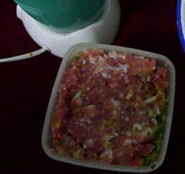 五彩香芹肉水饺怎么做，五彩香芹肉水饺怎么做好吃，五彩香芹肉水饺做法