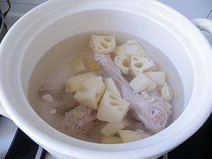 鸭架炆莲藕怎么做，鸭架炆莲藕怎么做好吃，鸭架炆莲藕做法