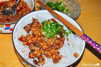新疆鸡肉拌米粉怎么做，新疆鸡肉拌米粉怎么做好吃，新疆鸡肉拌米粉做法
