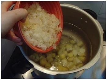 栗子雪耳糖水怎么做，栗子雪耳糖水怎么做好吃，栗子雪耳糖水做法