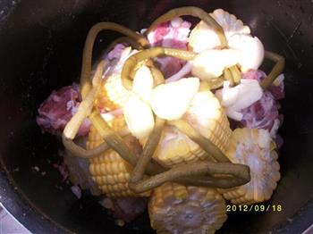 酸豆角玉米排骨汤怎么做，酸豆角玉米排骨汤怎么做好吃，酸豆角玉米排骨汤做法