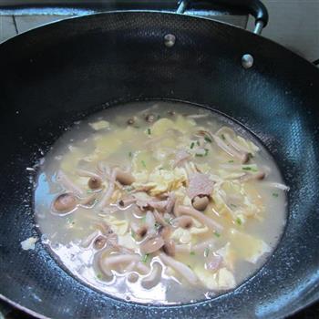 蛋皮姬菇肉片汤怎么做，蛋皮姬菇肉片汤怎么做好吃，蛋皮姬菇肉片汤做法