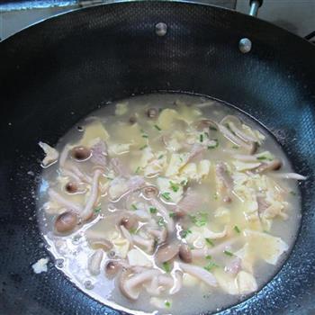 蛋皮姬菇肉片汤怎么做，蛋皮姬菇肉片汤怎么做好吃，蛋皮姬菇肉片汤做法