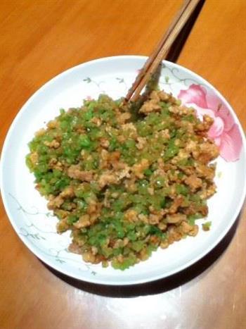 猪肉芹菜春卷怎么做，猪肉芹菜春卷怎么做好吃，猪肉芹菜春卷做法