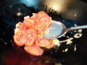 西红柿鸡蛋炒年糕怎么做，西红柿鸡蛋炒年糕怎么做好吃，西红柿鸡蛋炒年糕做法