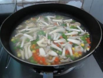菌菇豌豆海虾汤怎么做，菌菇豌豆海虾汤怎么做好吃，菌菇豌豆海虾汤做法