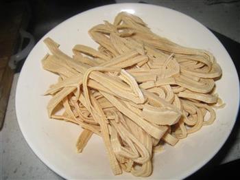 三文鱼骨豆皮汤怎么做，三文鱼骨豆皮汤怎么做好吃，三文鱼骨豆皮汤做法