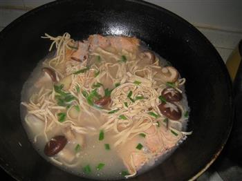 三文鱼骨豆皮汤怎么做，三文鱼骨豆皮汤怎么做好吃，三文鱼骨豆皮汤做法