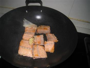 三文鱼骨豆皮汤怎么做，三文鱼骨豆皮汤怎么做好吃，三文鱼骨豆皮汤做法