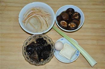 鱿鱼酸辣汤怎么做，鱿鱼酸辣汤怎么做好吃，鱿鱼酸辣汤做法