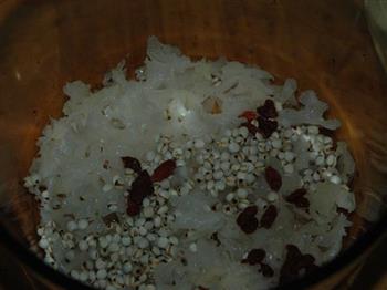 银耳薏米炖雪梨怎么做，银耳薏米炖雪梨怎么做好吃，银耳薏米炖雪梨做法