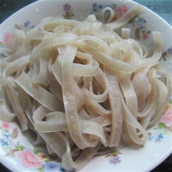 汤锅粉丝鱼怎么做，汤锅粉丝鱼怎么做好吃，汤锅粉丝鱼做法