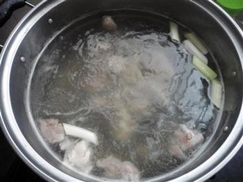 猪骨玉米胡萝卜汤怎么做，猪骨玉米胡萝卜汤怎么做好吃，猪骨玉米胡萝卜汤做法