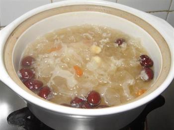 银耳红枣莲子汤怎么做，银耳红枣莲子汤怎么做好吃，银耳红枣莲子汤做法