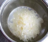 桂花红枣银耳雪梨汤怎么做，桂花红枣银耳雪梨汤怎么做好吃，桂花红枣银耳雪梨汤做法