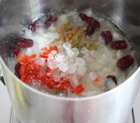 桂花红枣银耳雪梨汤怎么做，桂花红枣银耳雪梨汤怎么做好吃，桂花红枣银耳雪梨汤做法