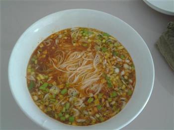 油泼辣子酸汤面怎么做，油泼辣子酸汤面怎么做好吃，油泼辣子酸汤面做法