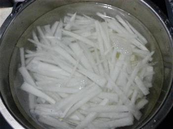 萝卜司鲫鱼汤怎么做，萝卜司鲫鱼汤怎么做好吃，萝卜司鲫鱼汤做法