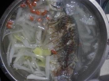 萝卜司鲫鱼汤怎么做，萝卜司鲫鱼汤怎么做好吃，萝卜司鲫鱼汤做法