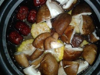 玉米芋头鸡汤怎么做，玉米芋头鸡汤怎么做好吃，玉米芋头鸡汤做法
