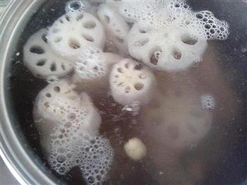 莲藕花生煲凤爪汤怎么做，莲藕花生煲凤爪汤怎么做好吃，莲藕花生煲凤爪汤做法