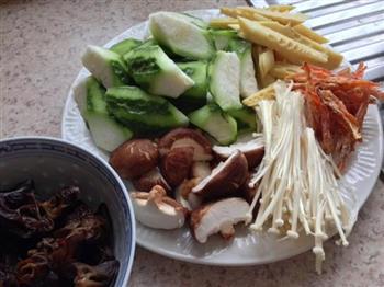 丝瓜杂菇煲怎么做，丝瓜杂菇煲怎么做好吃，丝瓜杂菇煲做法