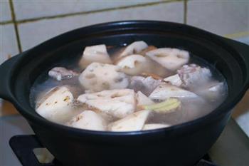 砂锅莲藕排骨汤怎么做，砂锅莲藕排骨汤怎么做好吃，砂锅莲藕排骨汤做法