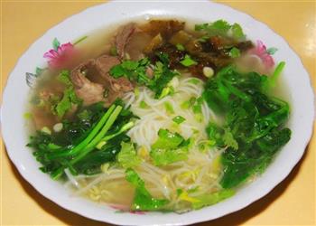 红油酸菜羊肉米线怎么做，红油酸菜羊肉米线怎么做好吃，红油酸菜羊肉米线做法